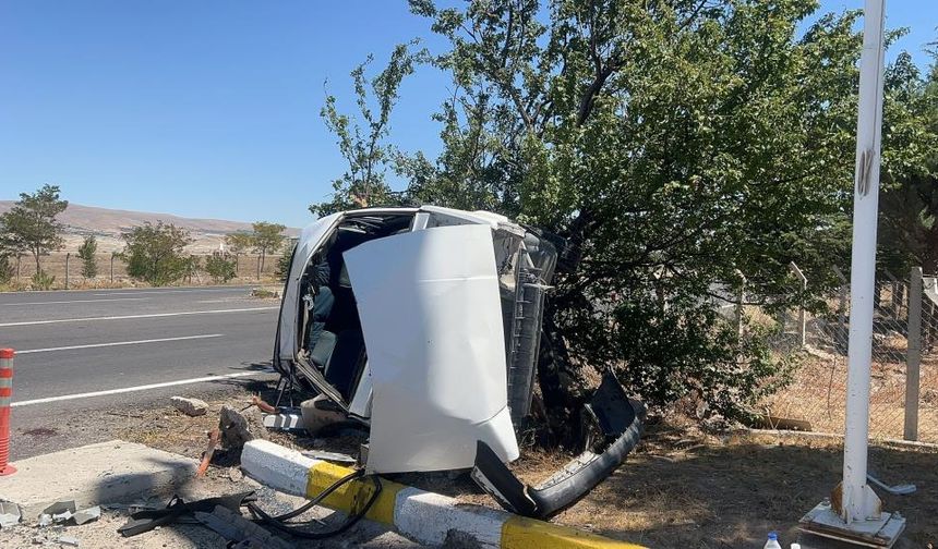 Nevşehir Gülşehir’de ağaca çarpan otomobilde 5 kişi yaralandı