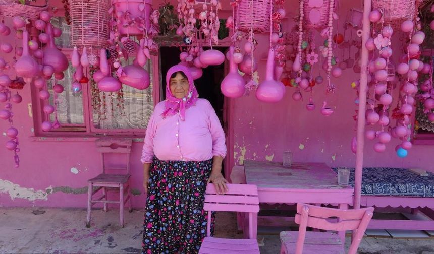 Evinin her köşesi pembe olan Barbie Teyze: “Mezar taşım pespembe olsun!”