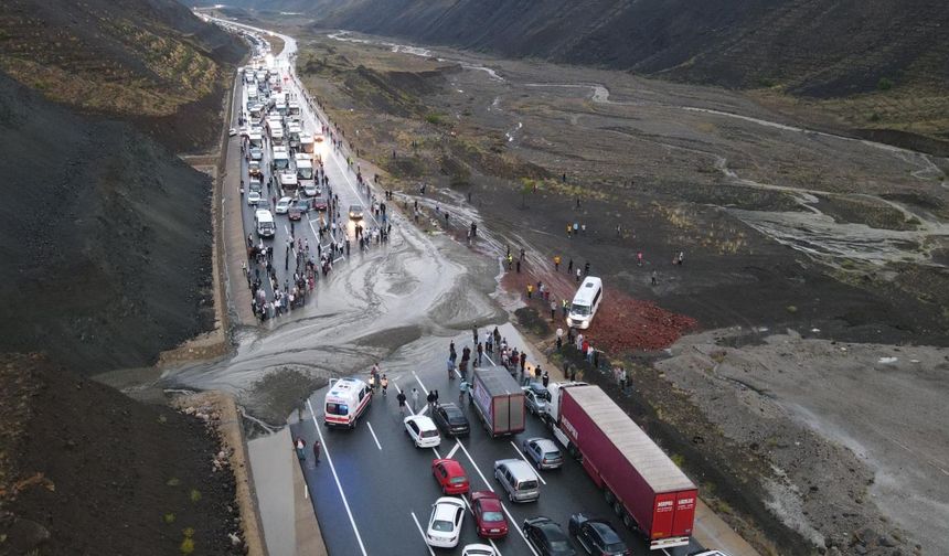 Erzincan - Sivas kara yolunda heyelan: Yol ulaşıma kapandı!