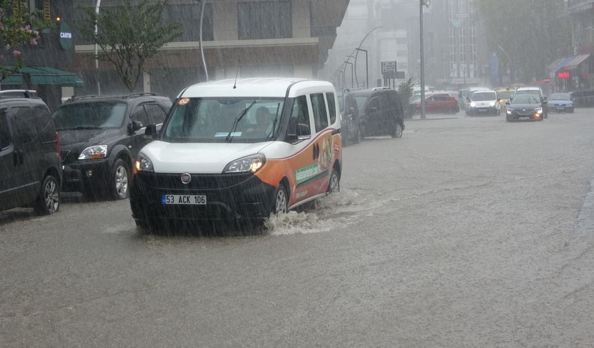 Rize'de sağanak yağış hayatı felç etti