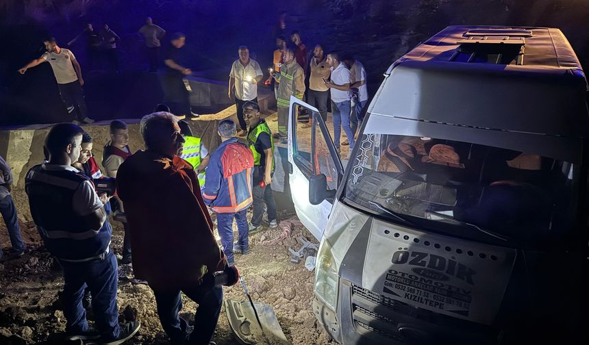 Mardin'de direksiyon hakimiyetini kaybeden minibüs devrildi: 21 yaralı!