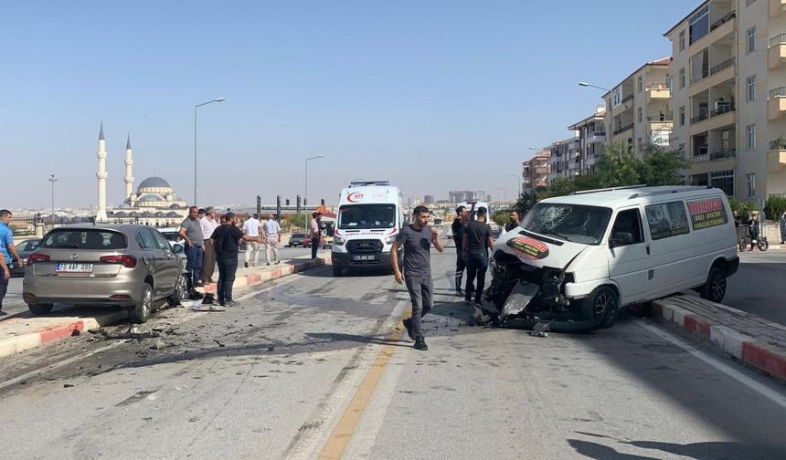 Otomobil ve minibüs kafa kafaya çarpıştı: 1’i bebek 6 yaralı!