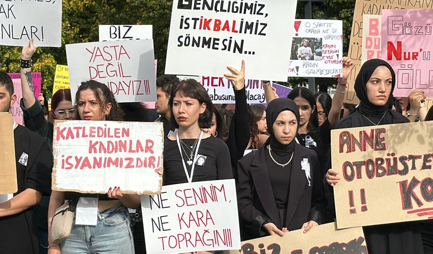 Kütahyalı kadınlar cinayetleri siyahla protesto etti!