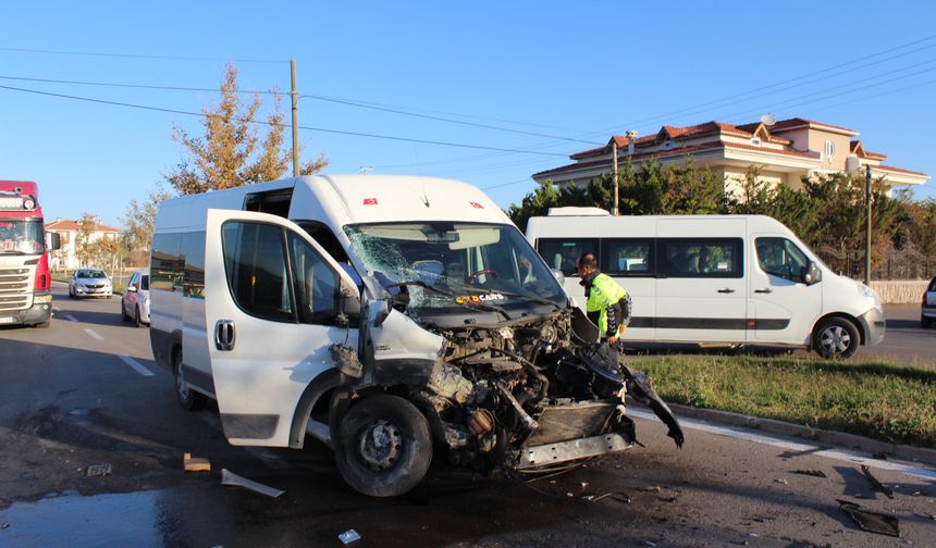 TIR ile öğrenci servisi kaza yaptı: 11 yaralı