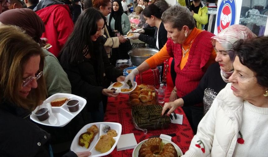 Çanakkale'nin manevi anneleri, ÇOMÜ öğrencilerine ev yemekleri sunuyor