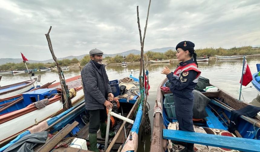 Jandarma, Bafa Gölü'nde koruma altındaki yaban hayatını koruyor