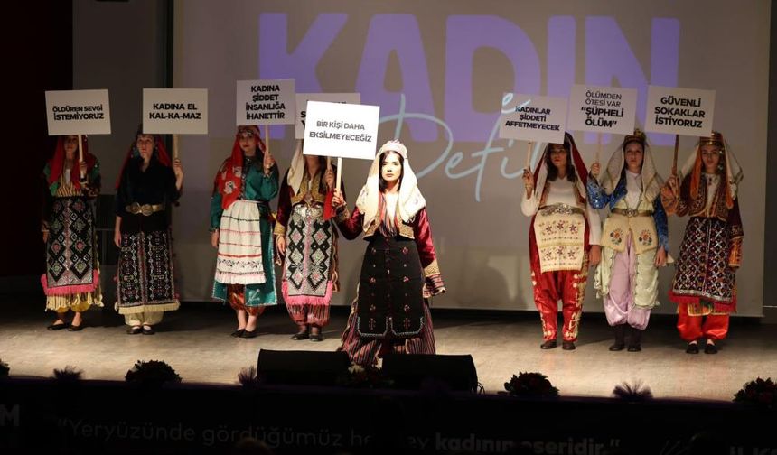 Manisa'da anlamlı defile: "Benim adım kadın"