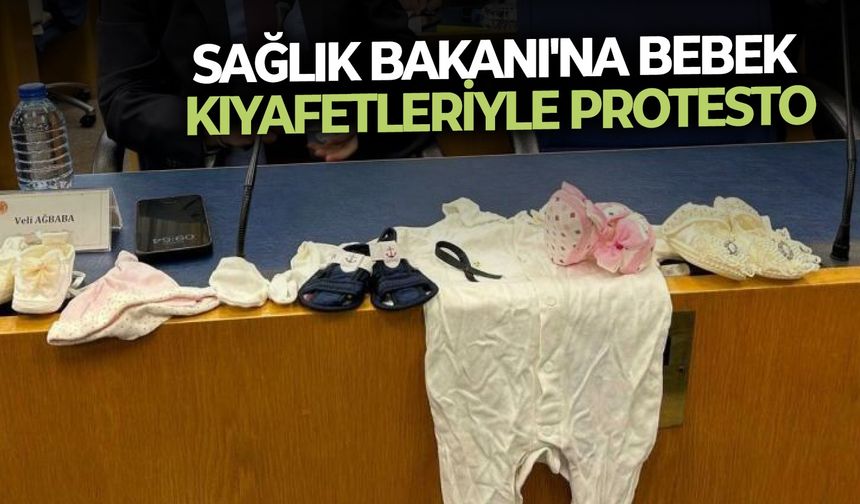 Sağlık Bakanı'na bebek kıyafetleriyle protesto