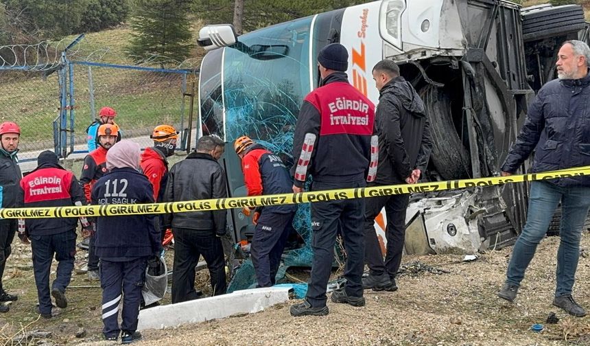 Isparta'da otobüs devrildi: 1 ölü ve çok sayıda yaralı var!