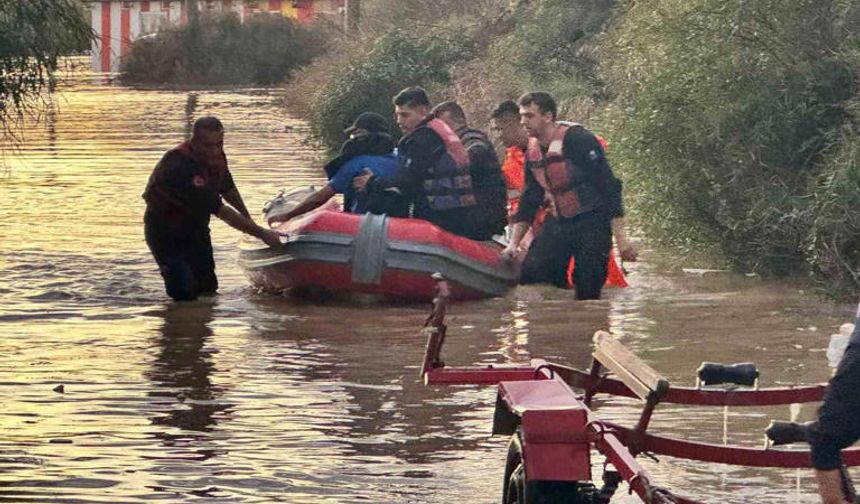 Manavgat'ı sağanak vurdu: Vatandaşlar botlarla kurtarıldı!