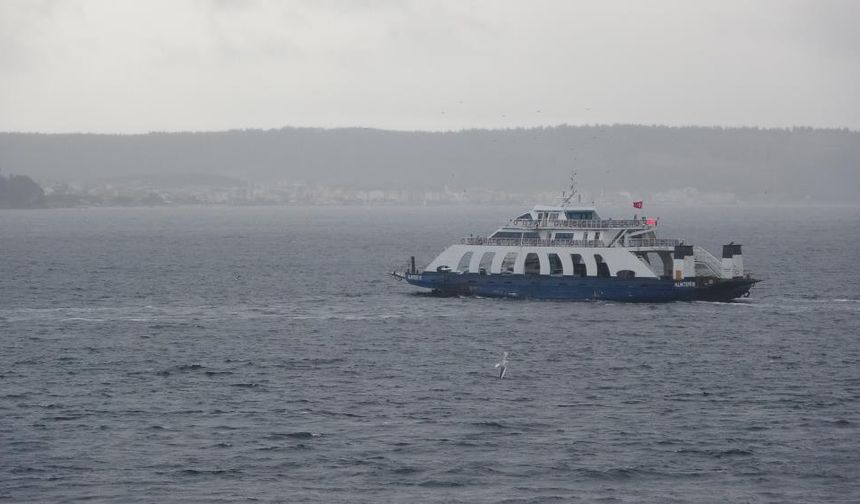 Çanakkale'de şiddetli fırtına nedeniyle feribot seferleri iptal edildi!