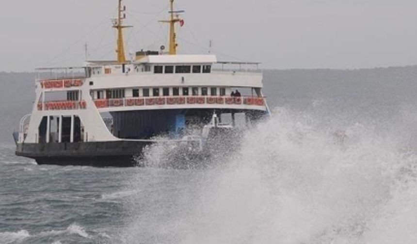 Çanakkale’de fırtına nedeniyle feribot seferleri iptal edildi