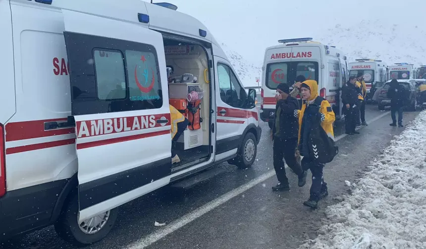 Erzincan'da yolcu otobüsü şarampole uçtu: 21 kişi yaralandı!