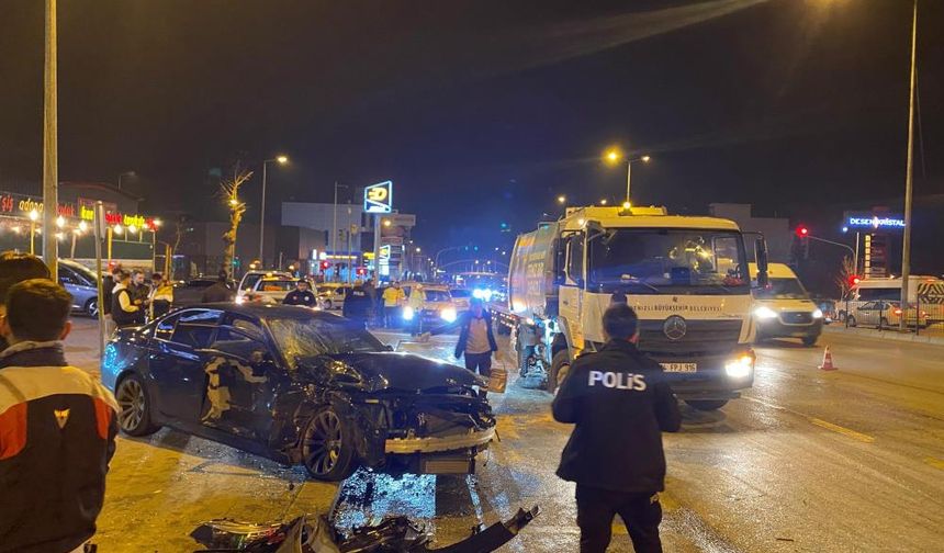 Denizli'de kırmızı ışık ihlali sonrası feci kaza: 4 araç çarpıştı