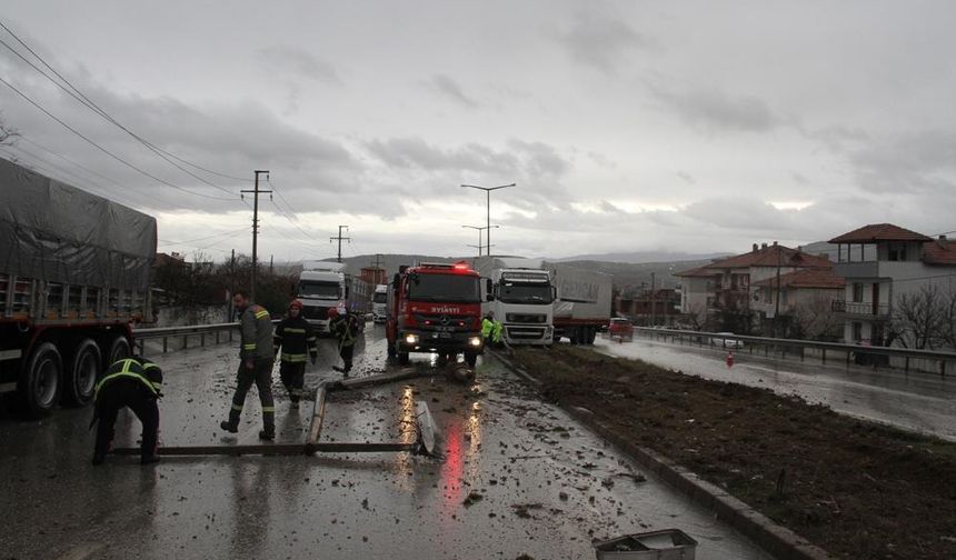 Kula'da kaygan yolda büyük kaza: Tır aydınlatma direğine devrildi!