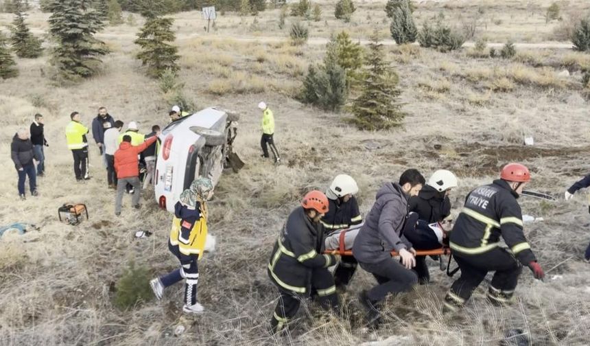 İçerisinde 10 aylık bebeğin de bulunduğu otomobil şarampolde yan yattı!