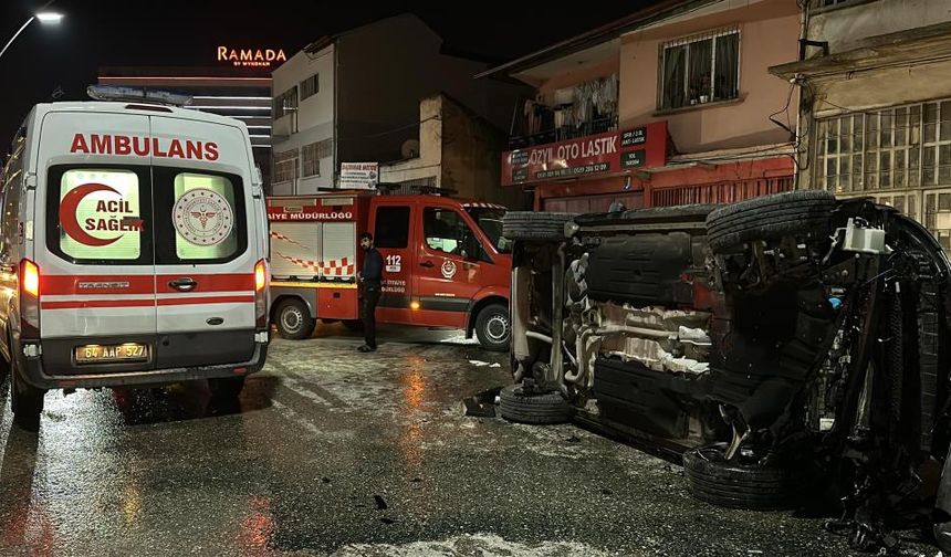 Uşak'ta trafik kazası: Cip ve otomobil çarpıştı, 2 yaralı!