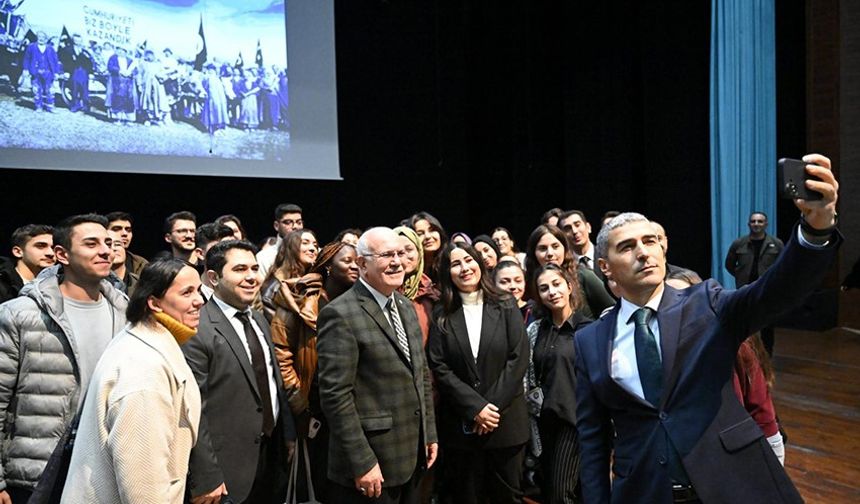 Uşak Valisi öğrencilerle kariyer söyleşisinde bir araya geldi