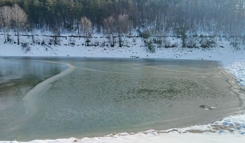 Karabük’te göletin yüzeyi buzla kaplandı