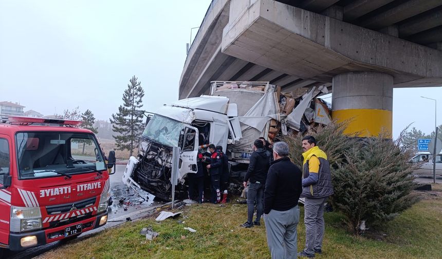 Afyon’da tır kazası: Önce köprü kolonuna sonra otomobile çarptı