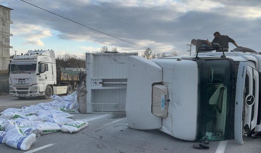 Afyonkarahisar'da tonlarca gübre yola saçıldı: Trafik durma noktasına geldi!