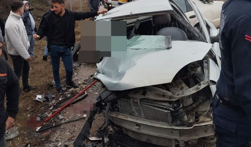 Isparta'da iki araç kafa kafaya çarpıştı: 1 ölü, 3 yaralı