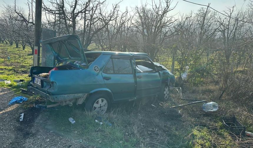 Feci kaza: Otomobil direğe çarptı, sürücü tarlaya uçtu!