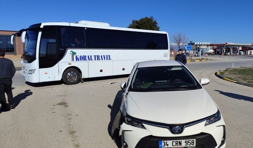 Afyonkarahisar'da otomobil ile tur otobüsü çarpıştı: 4 yaralı