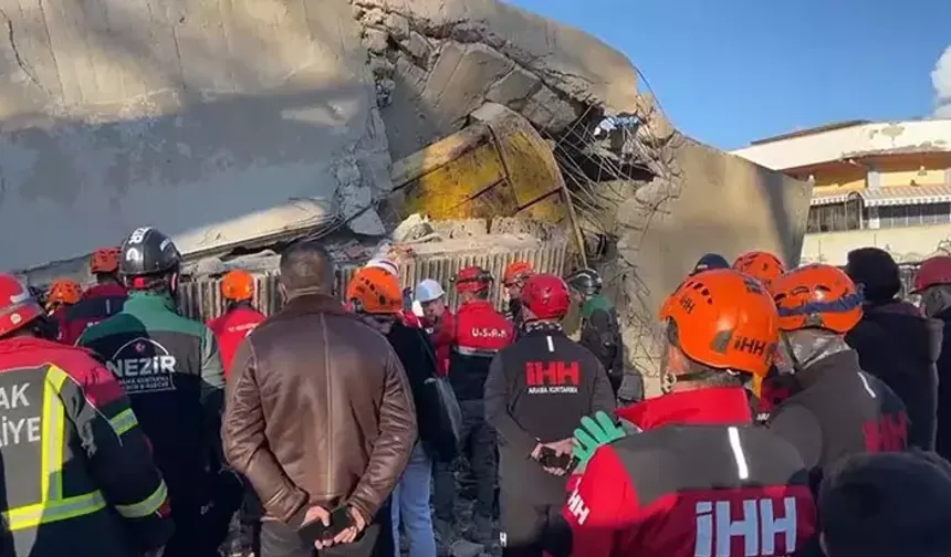 Uşak'ta bina yıkımı sırasında göçük: 1 işçi enkaz altında!