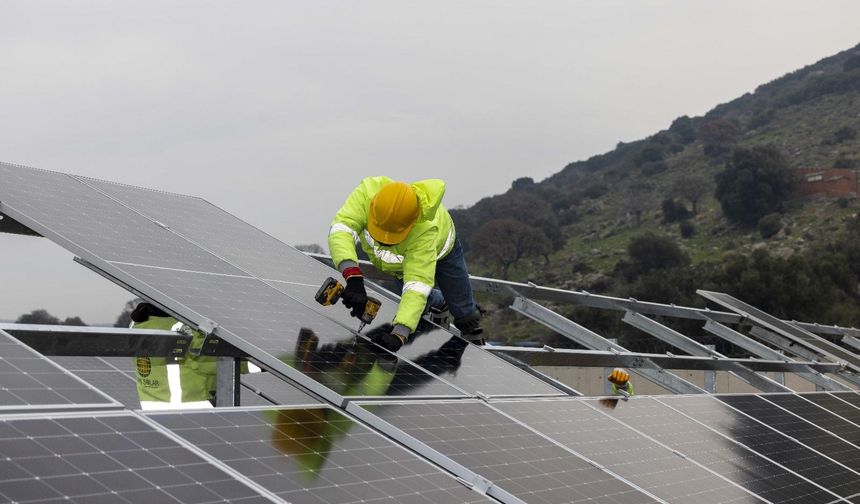 Temiz enerji yatırımları fosil yakıtları geride bırakıyor