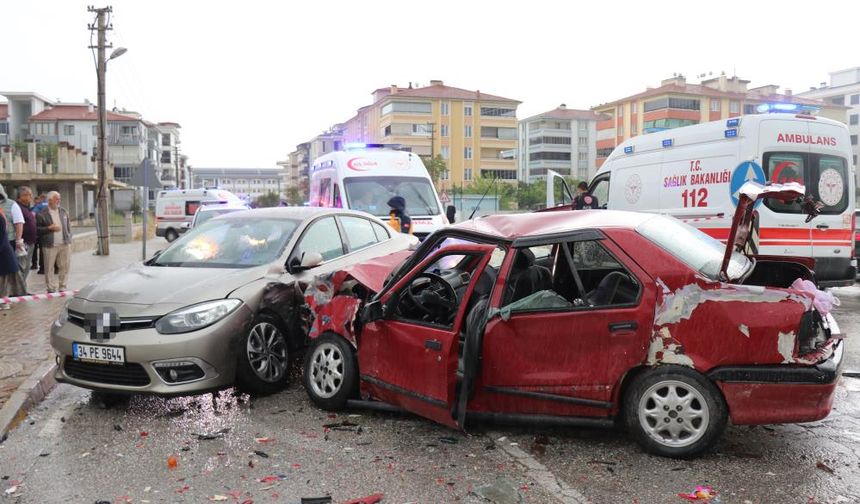 Hız ve yağmur zincirleme kazaya neden oldu: 1’i ağır 8 yaralı