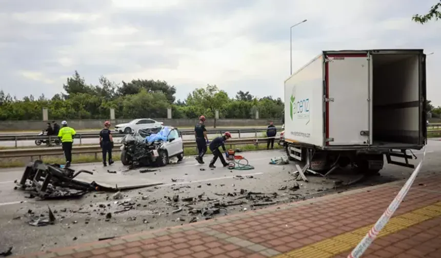 Feci kazada yaşamını yitiren genç sürücü aracın içinden 1 saatte çıkarıldı!