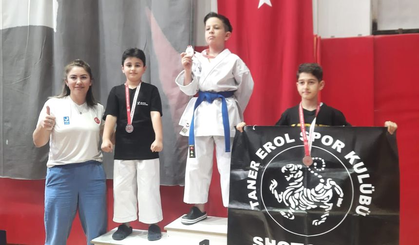 İzmir Aliağa'nın karatecilerinden madalya yağmuru!