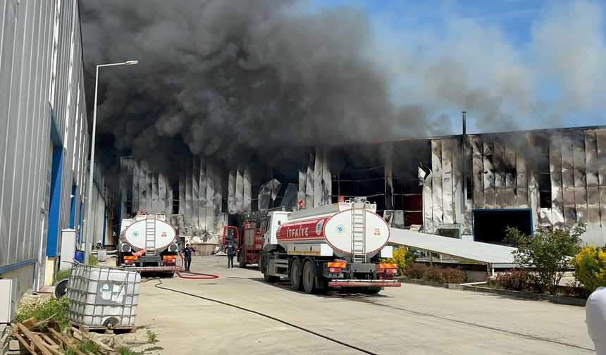 Sanayi bölgesinde yangın: Fabrikadan peş peşe patlama sesleri yükseldi