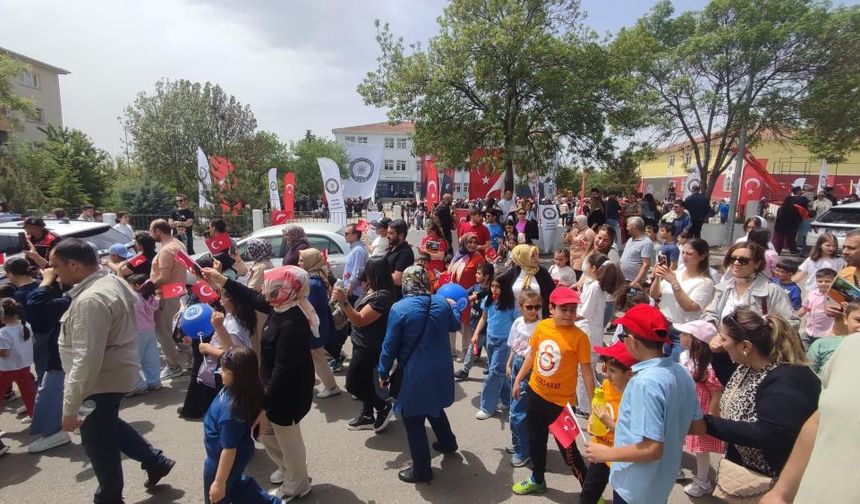 Yunuslar uçtu, çocuklar coştu: Başkentte renkli anlar!