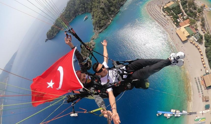 Göklerde bayrak, kalplerde Atatürk: Ölüdeniz'de 19 Mayıs gururu!