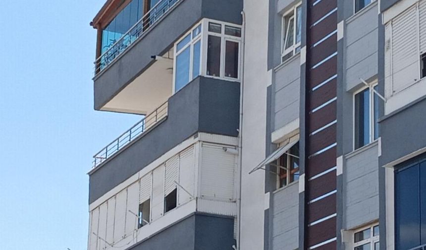 Ailesi 'eski kocanla barış' dedi, aşağı atladı!