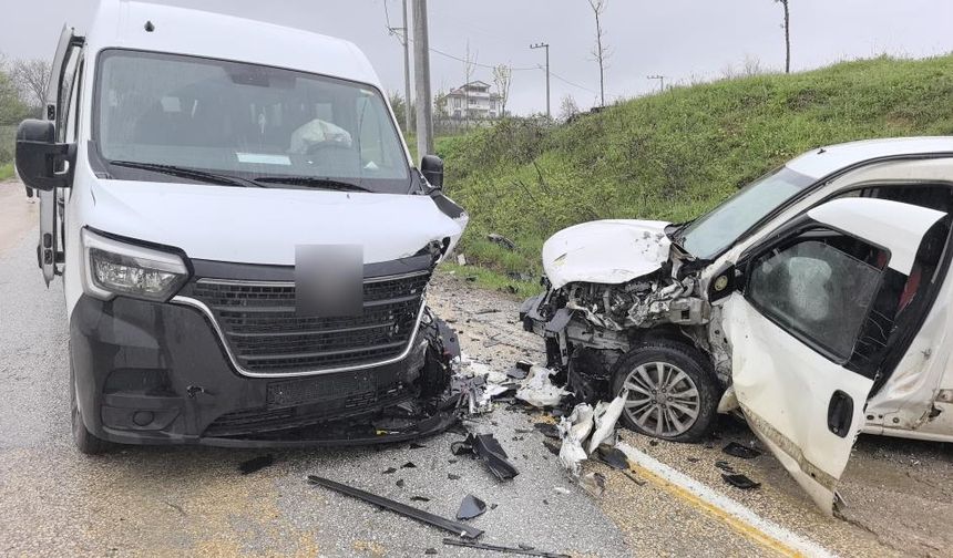 İşçileri taşıyan minibüs ve hafif ticari araç çarpıştı: Çok sayıda yaralı var!