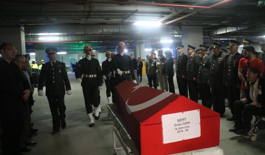 Şehidin kızı babasına oyuncak ayısıyla veda etti
