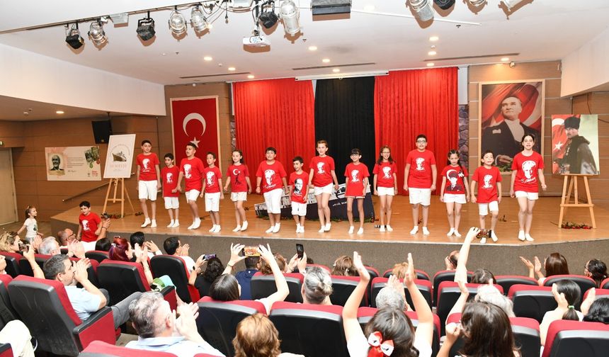 Çiğli'de 19 Mayıs Oratoryosu alkış yağmuruna tutuldu!