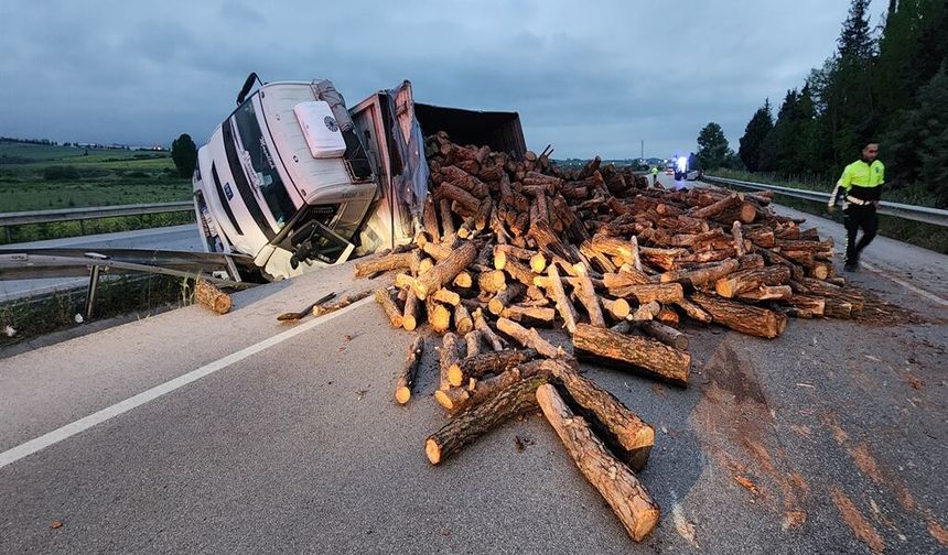 Bursa-İzmir yolunda kaza: Tomruklar yola saçıldı, trafik aksadı