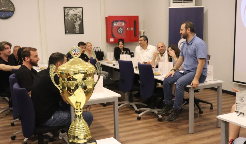 Göztepe Basketbol'dan forma sponsoru CeyBer A.Ş'ye teşekkür ziyareti