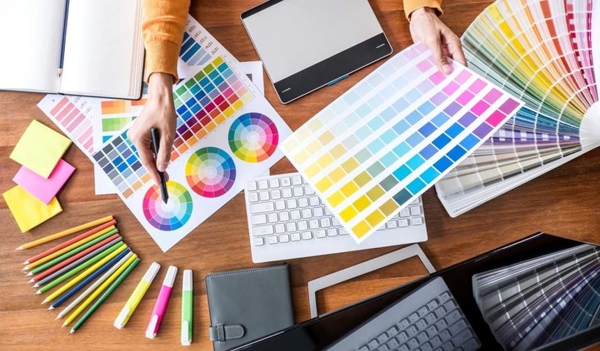Grafik tasarımcı nasıl olunur? 2025 Türkiye ve yurtdışında maaşlar ne kadar?