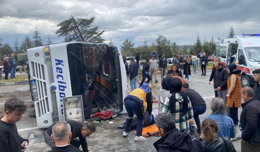 Isparta'da yolcu midibüsü devrildi: Çok sayıda yaralı var!