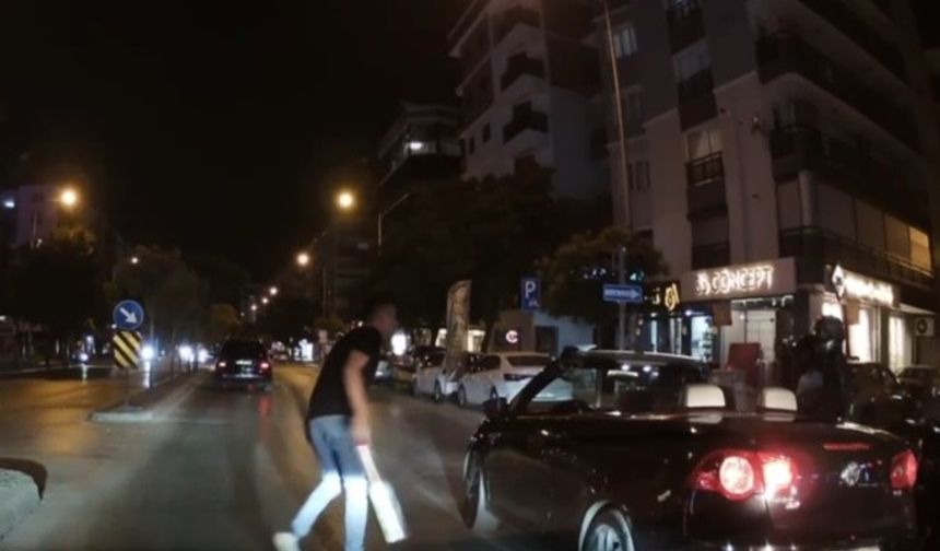 İzmir Karşıyaka'da trafik kavgası: Üzerlerine 'döner bıçağıyla' yürüdü!