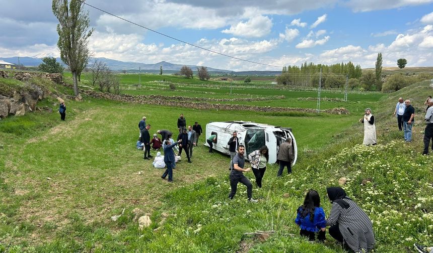 Kayseri'de öğrenci servisi devrildi: Çok sayıda yaralı var!
