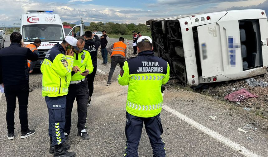Konya'da yolcu otobüsü devrildi: Çok sayıda yaralı var!