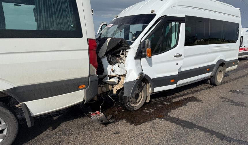 Öğretmenleri taşıyan minibüsler kaza yaptı: Çok sayıda yaralı var!