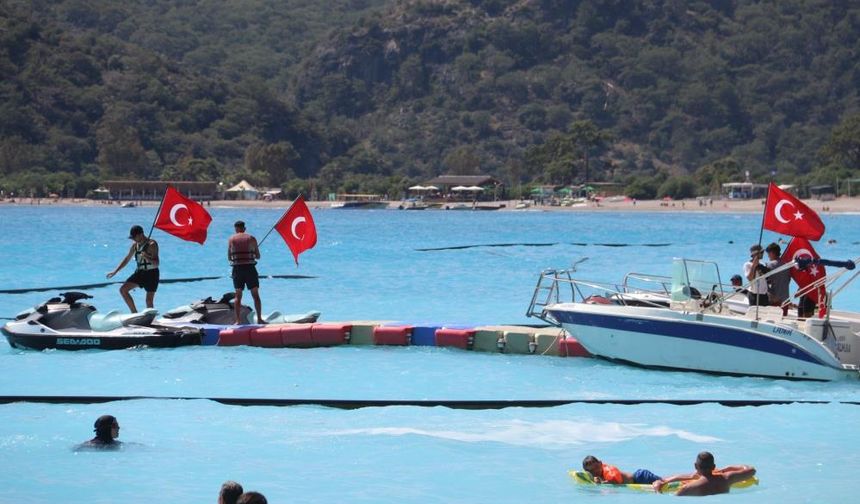 Ölüdeniz'de sezon perdesi açıldı: Serin suya cesaret, sıcağa teslim tatil