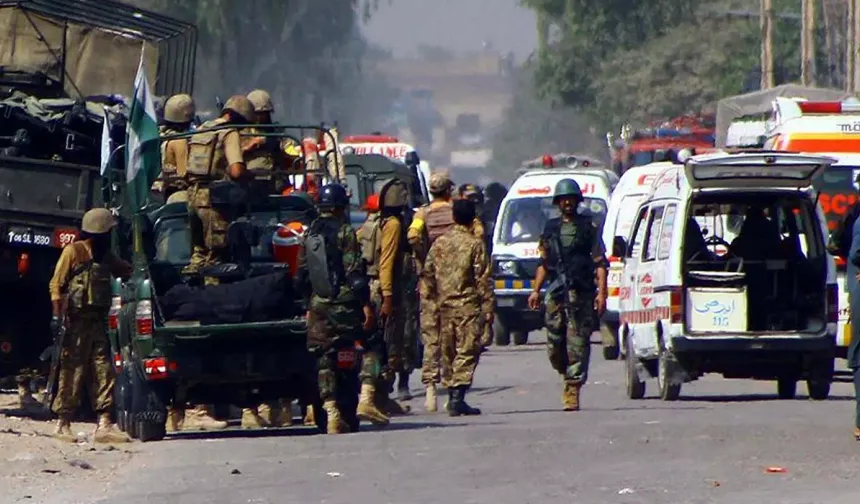 Pakistan'da bombalı saldırı: 7 asker hayatını kaybetti!
